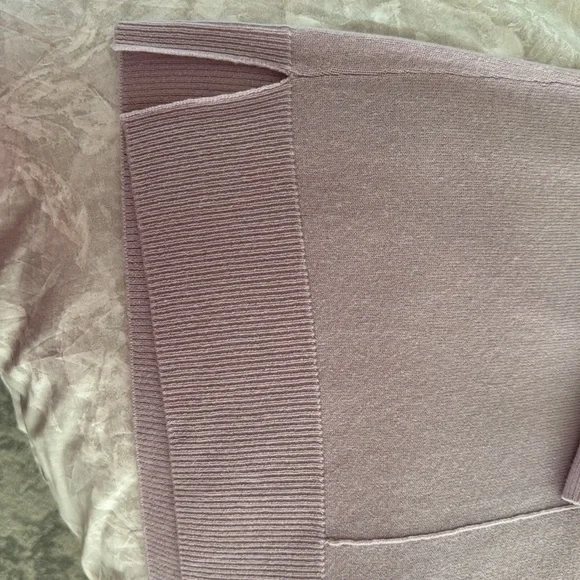 Lusso | Lavender 100% Cashmere V-Neck Sweater - Picture 5 of 6